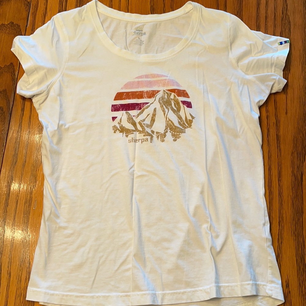 Sherpa Mountain tee NWOT
